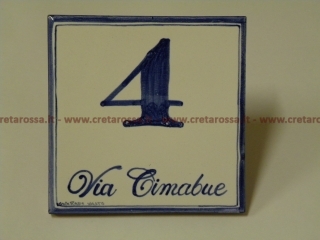cod.art: nc39 - Mattonella in ceramica cm 13x13 con doppio filetto blu e scritta personalizzata. 